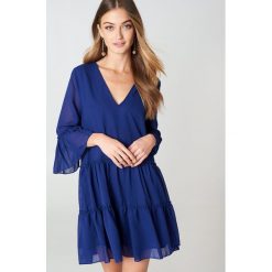 NA-KD Boho Sukienka mini z dekoltem V - Blue. Niebieskie sukienki damskie marki NA-KD Boho, bez wzorów, z tkaniny, boho, z falbankami, bez rękawów, mini. Za 121,95 zł.