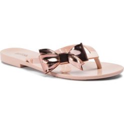 Japonki MELISSA - Harmonic Celebration A 32500 Pink/Rose 52932. Różowe klapki damskie Melissa, bez wzorów, z tworzywa sztucznego, bez obcasa, na obcasie. W wyprzedaży za 209,00 zł.