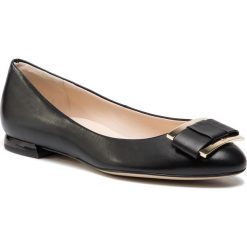 Baleriny HÖGL - 7-101060 Black 0100. Czarne baleriny damskie HÖGL, bez wzorów, ze skóry, bez obcasa, na płaskiej podeszwie. W wyprzedaży za 349,00 zł.