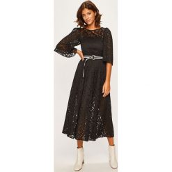 Armani Exchange - Sukienka. Czarne sukienki damskie Armani Exchange, na co dzień, w koronkowe wzory, z poliesteru, casualowe, z okrągłym kołnierzem, bez rękawów, midi, rozkloszowane. Za 779,90 zł.
