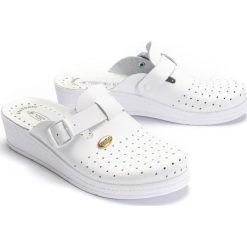 SANITAL FLEX 708 white, klapki profilatyczne damskie. Białe klapki damskie Sanital-Flex, w paski, ze skóry, bez obcasa. Za 99,90 zł.