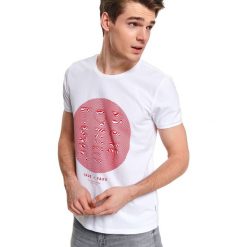 T-shirt z nadrukiem. Białe t-shirty męskie Top Secret, na lato, xxl, z nadrukiem, z bawełny, klasyczne, z klasycznym kołnierzykiem, krótkie. W wyprzedaży za 24,99 zł.