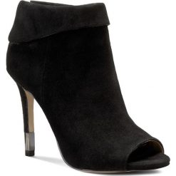Botki GUESS - Hessio FLHES3 SUE09 BLACK. Czarne botki damskie na obcasie marki Guess, z materiału. W wyprzedaży za 489,00 zł.