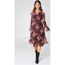 NA-KD Boho Sukienka kaftan z wiązanym rękawem - Brown,Multicolor. Brązowe sukienki damskie marki NA-KD Boho, bez wzorów, z poliesteru, boho, bez kołnierzyka, z długim rękawem, długie, mini. Za 202,95 zł.