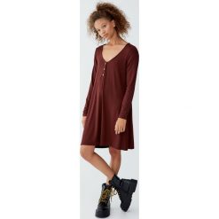 Sukienka z krepy z długimi rękawami i guzikami. Czerwone sukienki damskie Pull&Bear, bez wzorów, bez kołnierzyka, z długim rękawem, długie. Za 59,90 zł.