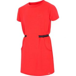 Sukienka dla dużych dziewcząt JSUDD208 - czerwony neon. Czerwone sukienki dziewczęce marki 4f, z elastanu, sportowe. W wyprzedaży za 49,99 zł.
