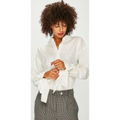 Vero Moda - Koszula Flow. Białe koszule wiązane damskie marki Vero Moda, s, z bawełny, klasyczne, z klasycznym kołnierzykiem, z długim rękawem. W wyprzedaży za 79,90 zł.
