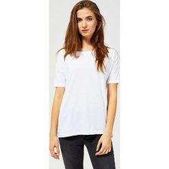 Bluzka basic. Białe bluzki damskie Moodo, m, bez wzorów, bez kołnierzyka, bez rękawów. Za 7,99 zł.