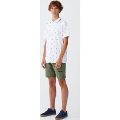 Koszulka polo z piki z nadrukiem. Czarne koszulki polo marki Pull&Bear, m. Za 69,90 zł.