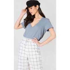 NA-KD Basic T-shirt z dekoltem V - Grey,Blue. Niebieskie t-shirty damskie NA-KD Basic, z bawełny. W wyprzedaży za 37,07 zł.