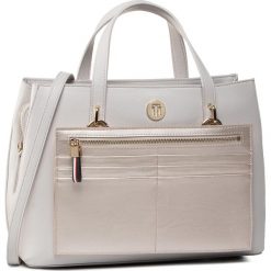 Torebka TOMMY HILFIGER - Charming Tommy Med Work Bag AW0AW08158 PSU. Białe torebki klasyczne damskie TOMMY HILFIGER, bez wzorów, ze skóry ekologicznej, klasyczne, bez dodatków. Za 749,00 zł.