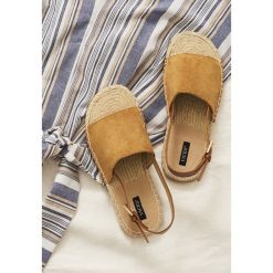 Camelowe Sandały Womanliness. Brązowe espadryle damskie Born2be, w paski, bez obcasa, na płaskiej podeszwie. Za 69,99 zł.