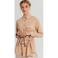 Koszula ze ściągaczem - Beżowy. Brązowe koszule damskie Cropp, xl. W wyprzedaży za 19,99 zł.