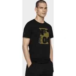T-shirt męski TSM011 - głęboka czerń. T-shirty męskie 4f, m, bez wzorów, bez kołnierzyka. W wyprzedaży za 34,99 zł.