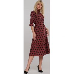 Brązowa Sukienka Terref. Pomarańczowe sukienki damskie Renee, s, w paski, z tkaniny, eleganckie, ze stójką, bez rękawów, midi, trapezowe. Za 119,99 zł.