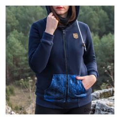 Bluza damska z kapturem rozpinana ZIMOWY LAS. Szare bluzy damskie Pakamera, na zimę, bez wzorów, bez rękawów, z kapturem. Za 239,00 zł.