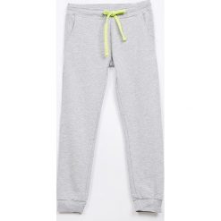 Guess Jeans - Spodnie dziecięce 118-175 cm. Szare spodnie chłopięce Guess Jeans, z aplikacjami, z elastanu, sportowe. W wyprzedaży za 89,90 zł.