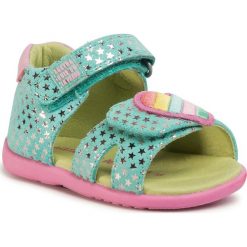Sandały AGATHA RUIZ DE LA PRADA - 202905 A-Jade Y Estrellas. Zielone sandały dziewczęce Agatha Ruiz de la Prada, z zamszu, bez zapięcia. Za 249,00 zł.