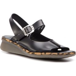 Sandały FLY LONDON - Cultfly P144398000 Black. Czarne klapki damskie Fly London, bez wzorów, ze skóry, bez obcasa, na obcasie. W wyprzedaży za 289,00 zł.