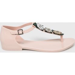 Melissa - Sandały Honey Chrome II. Różowe klapki damskie Melissa, bez wzorów, z gumy, bez obcasa, na obcasie. W wyprzedaży za 139,90 zł.