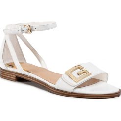 Sandały GUESS - Rashida FL6AIA LEA03 WHITE. Białe klapki damskie Guess, z aplikacjami, ze skóry, bez obcasa, na obcasie. Za 549,00 zł.