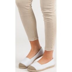 MODNE BIAŁE ESPADRYLE. Białe baleriny damskie Merg, bez wzorów, bez obcasa. Za 32,90 zł.