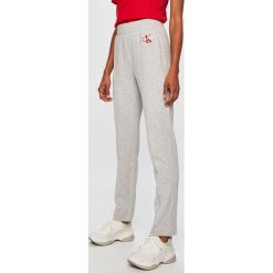 Calvin Klein Jeans - Spodnie. Czerwone spodnie damskie Calvin Klein Jeans, s, bez wzorów, z bawełny, casualowe. W wyprzedaży za 269,90 zł.