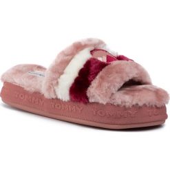 Kapcie TOMMY HILFIGER - Downslipper Sandal FW0FW04365 Blush Pink TZ6. Różowe klapki damskie TOMMY HILFIGER, bez wzorów, z tworzywa sztucznego, bez obcasa. W wyprzedaży za 169,00 zł.