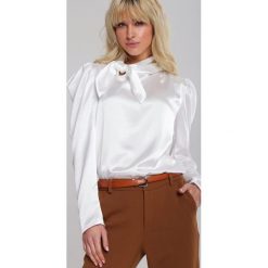 Biała Bluzka Tinted. Białe bluzki damskie Renee, m, bez wzorów, eleganckie, bez kołnierzyka, z długim rękawem. Za 89,99 zł.