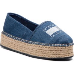 Espadryle TOMMY JEANS - Stretch Denim Espadrille EN0EN00571 Denim 404. Niebieskie espadryle damskie Tommy Jeans, bez wzorów, z jeansu, bez obcasa, na koturnie. W wyprzedaży za 249,00 zł.