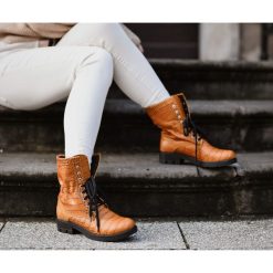 Sznurowane botki z tłoczeniem - skóra naturalna - model 431 - kolor brąz przypalany. Szare botki damskie Zapato, na zimę, z jeansu, bez obcasa, na płaskiej podeszwie, na sznurówki. W wyprzedaży za 319,00 zł.