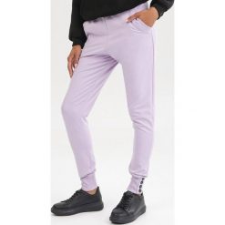 Jasnofioletowe Spodnie Uhrlenne. Fioletowe spodnie damskie Born2be, s, z dresówki. Za 79,99 zł.