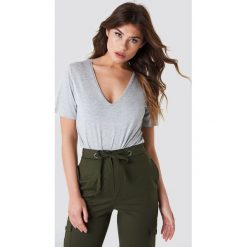 NA-KD Basic T-shirt basic z dekoltem V - Grey. Szare t-shirty damskie marki NA-KD Basic, bez wzorów, z dzianiny, klasyczne, z klasycznym kołnierzykiem. Za 52,95 zł.