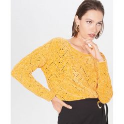 Szenilowy sweter z ażurowym wzorem - Żółty. Żółte swetry damskie Mohito, s, w ażurowe wzory. W wyprzedaży za 39,99 zł.