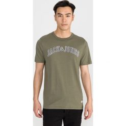 Jack & Jones Blu. Koszulka Zielony. Zielone podkoszulki męskie Jack & Jones, l, z nadrukiem, z bawełny, bez kołnierzyka, krótkie. Za 64,95 zł.
