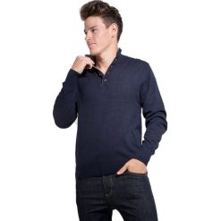 William de Faye sweter męski M ciemny niebieski. Niebieskie swetry męskie William de Faye, m, bez wzorów, z kaszmiru, bez kołnierzyka, bez kaptura. W wyprzedaży za 241,00 zł.