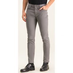 Spodnie materiałowe Emporio Armani 8N1J06 1N0LZ 0644. Niebieskie jeansy męskie Emporio Armani, m, bez wzorów. W wyprzedaży za 399,00 zł.
