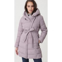 Jasnofioletowa Kurtka Wellington. Fioletowe kurtki damskie Born2be, na zimę, s, bez wzorów, z tkaniny, długie. Za 379,99 zł.