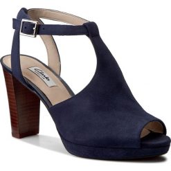 Sandały CLARKS - Kendra Charm 261234414 Navy Suede. Niebieskie bez kategorii marki Clarks, ze skóry, na obcasie. W wyprzedaży za 219,00 zł.