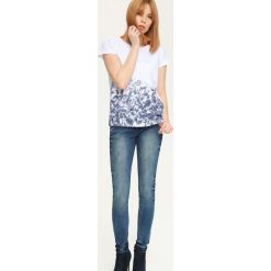 T-SHIRT KRÓTKI RĘKAW DAMSKI Z NADRUKIEM. Białe t-shirty damskie Top Secret, z nadrukiem, z klasycznym kołnierzykiem. Za 19,99 zł.