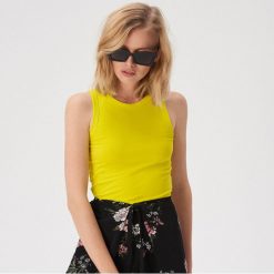 Dopasowany tank top - Zielony. Zielone topy damskie Sinsay, s, bez wzorów, bez kołnierzyka. W wyprzedaży za 14,99 zł.