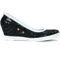 Półbuty na koturnie - skóra naturalna - model 024 - kolor czarna zebra. Czarne półbuty damskie Zapato, z nadrukiem, z jeansu, eleganckie, na wysokim obcasie, na platformie, bez zapięcia. W wyprzedaży za 173,40 zł.