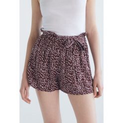 Wzorzyste szorty typu paperbag -. Szorty damskie Sinsay, s, bez wzorów. W wyprzedaży za 15,99 zł.