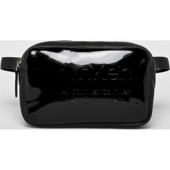 Calvin Klein - Nerka. Czarne nerki damskie Calvin Klein, w paski, ze skóry ekologicznej, casualowe, bez dodatków. W wyprzedaży za 359,90 zł.