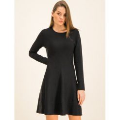 Sukienka dzianinowa DKNY P9HO8256. Czarne sukienki damskie DKNY, m, bez wzorów, z wiskozy, bez kołnierzyka, bez rękawów. W wyprzedaży za 319,00 zł.