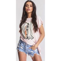 Różowy T-shirt Unquestionable. Różowe bluzki damskie marki other, bez wzorów, bez kołnierzyka. Za 44,99 zł.