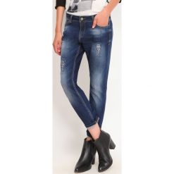 SPODNIE DŁUGIE DAMSKIE LUŹNE, Z WYSOKIM STANEM. Niebieskie spodnie damskie Top Secret, bez wzorów, z jeansu, eleganckie, z podwyższonym stanem. W wyprzedaży za 49,99 zł.