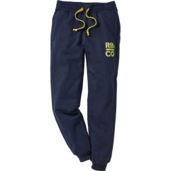 Spodnie dresowe Slim Fit bonprix ciemnoniebieski. Niebieskie spodnie męskie bonprix, s, z nadrukiem, z dresówki. Za 74,99 zł.