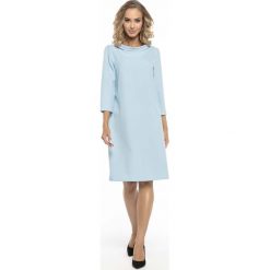 Trapezowa Błękitna Sukienka z Kołnierzykiem JACKIE KENNEDY. Niebieskie sukienki balowe Molly.pl, do pracy, l, oversize. Za 139,90 zł.