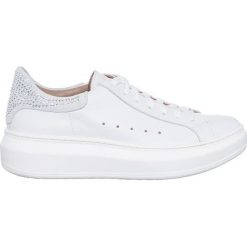Skórzane sneakersy w kolorze białym. Białe trampki i tenisówki damskie Loretta, na sznurówki. W wyprzedaży za 389,95 zł.